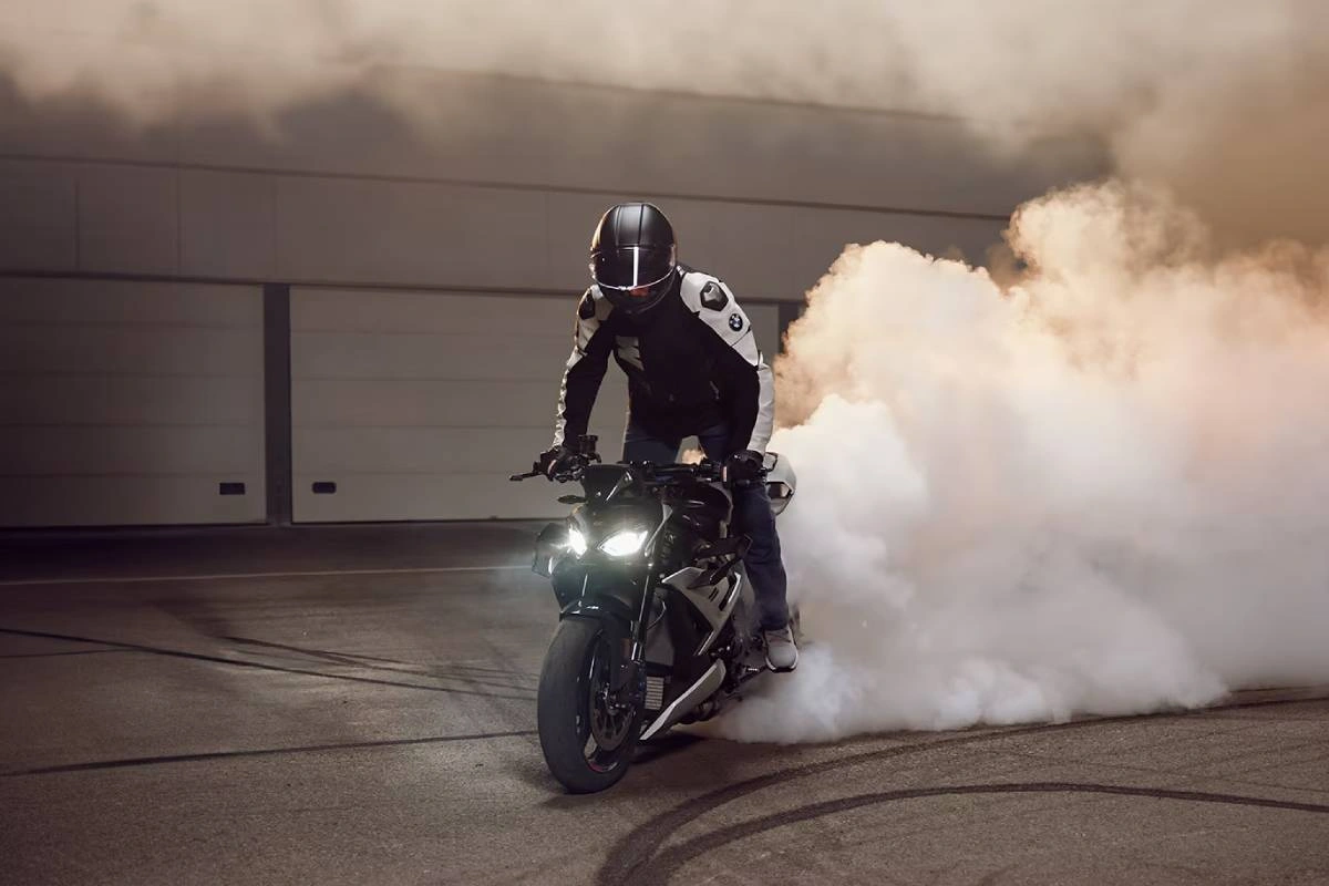 2026 BMW M1000R