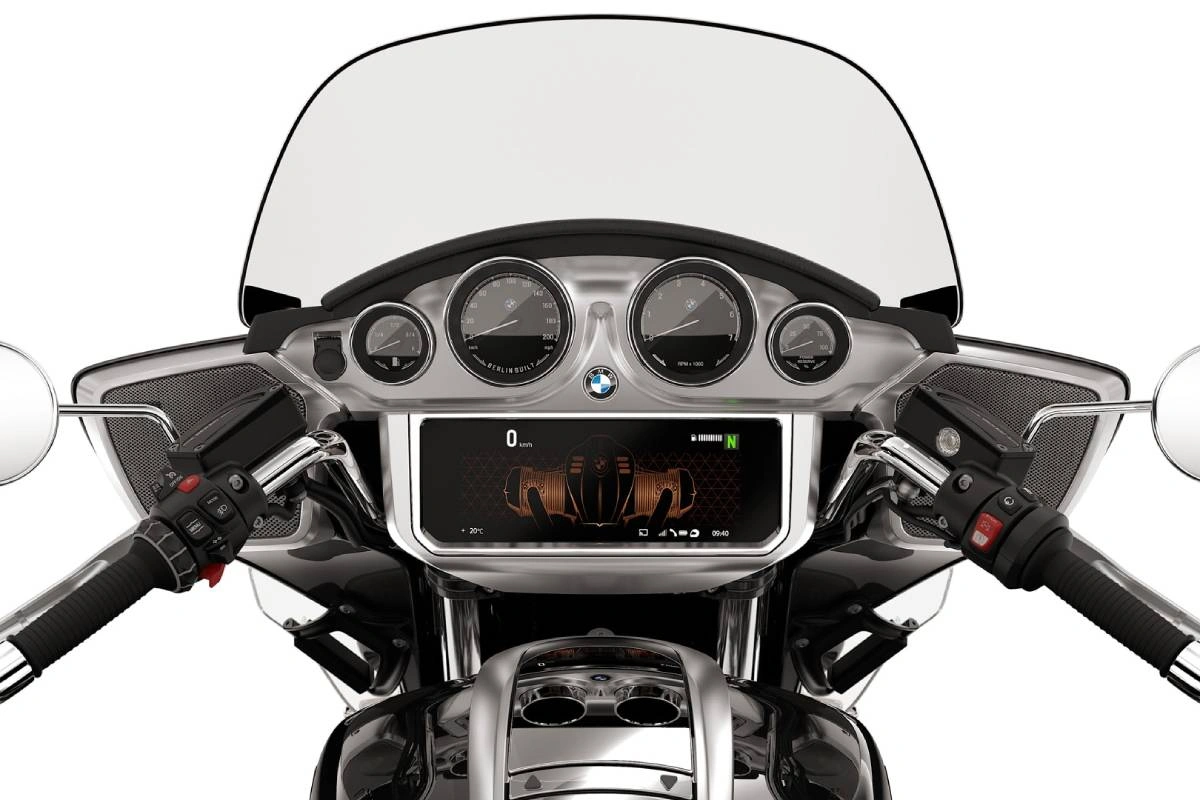 2025 BMW R 18 Transcontinental cockpit and dashboard